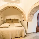 La Corte Dell'astore - Trulli Diffusi Nel Centro Storico Di 3*