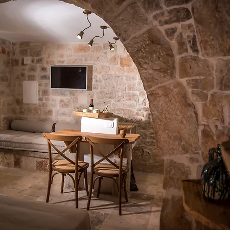 Üdülőközpont La Corte Dell'astore - Trulli Diffusi Nel Centro Storico Di 3*