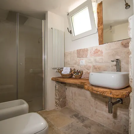Üdülőközpont La Corte Dell'astore - Trulli Diffusi Nel Centro Storico Di 3*