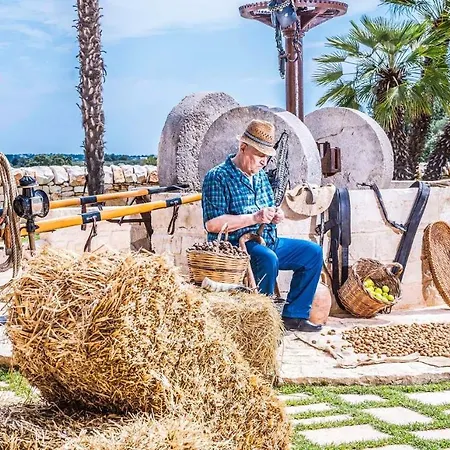 Semesteranläggning (resort) La Corte Dell'astore - Trulli Diffusi Nel Centro Storico Di
