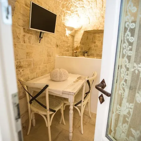 Üdülőközpont La Corte Dell'astore - Trulli Diffusi Nel Centro Storico Di 3*